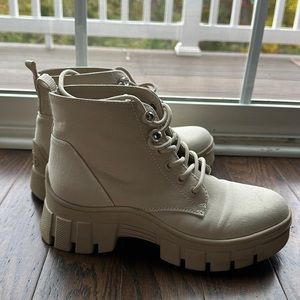 Guess Lug Sole Lace Up Boote